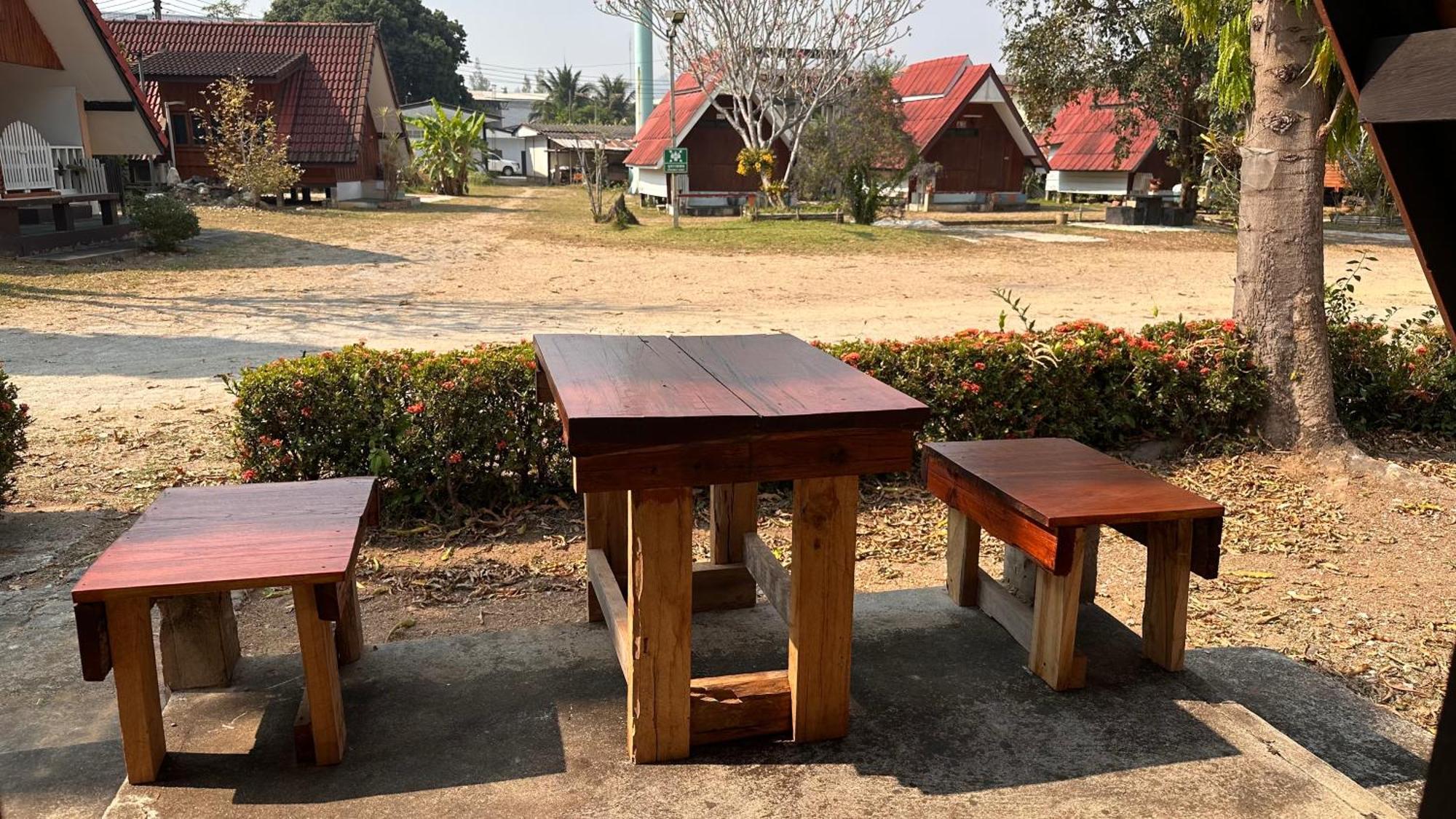 Mae Chaem Hotel And Resort Exterior photo